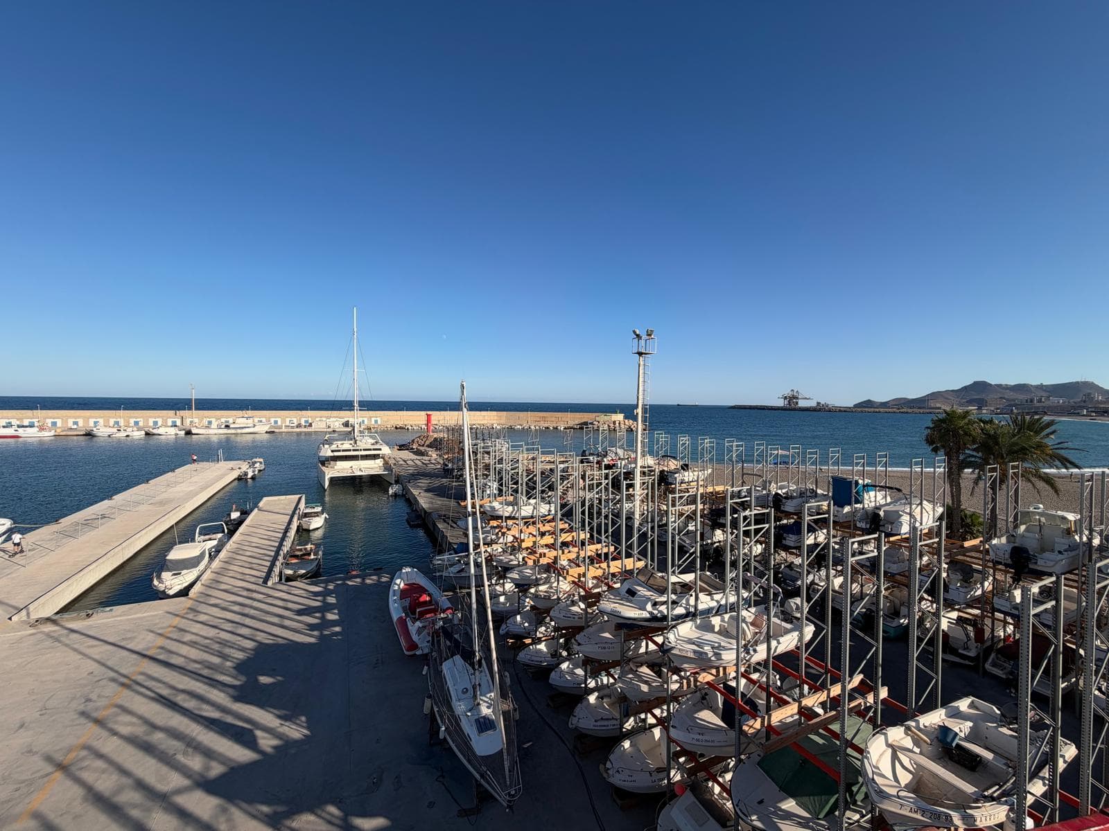 Estanterías de la marina seca OBEX junto al puerto de Carboneras
